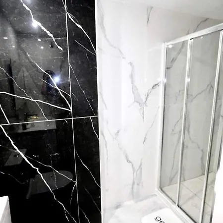 アパート Marbella Home Rentals - Frontline 3Br Apartment, Puerto Banus マルベーリャ