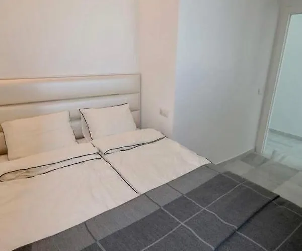 Marbella Home Rentals - Frontline 3Br Apartment, Puerto Banus