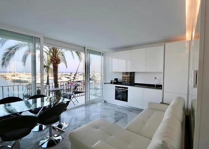 Marbella Home Rentals - Frontline 3Br Apartment, Puerto Banus *