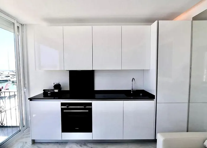 Marbella Home Rentals - Frontline 3Br Apartment, Puerto Banus * Marbella