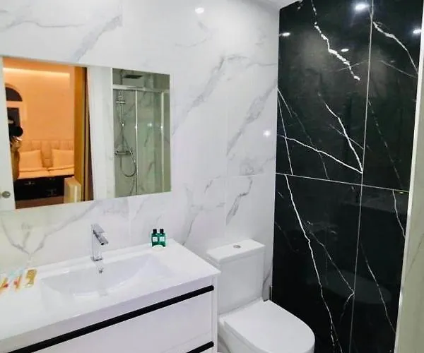 Marbella Home Rentals - Frontline 3Br Apartment, Puerto Banus