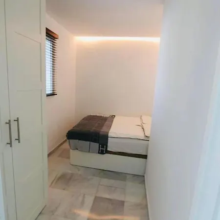 - Frontline 3br Apartment, Puerto Banus