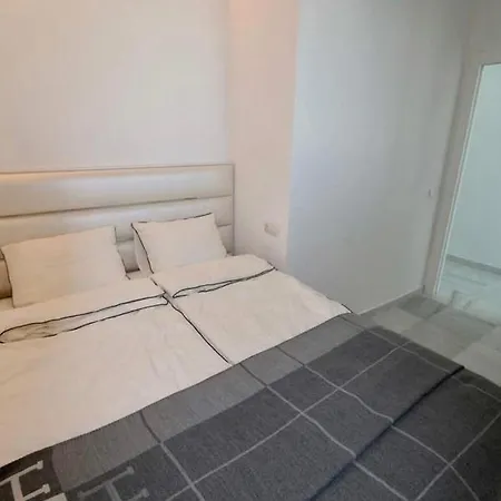 Marbella Home Rentals - Frontline 3Br Apartment, Puerto Banus