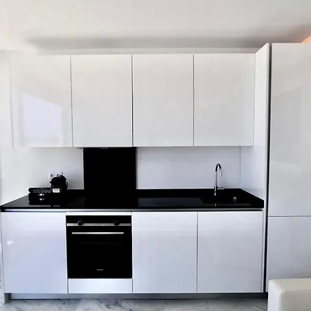 - Frontline 3br Apartment, Puerto Banus * Marbella