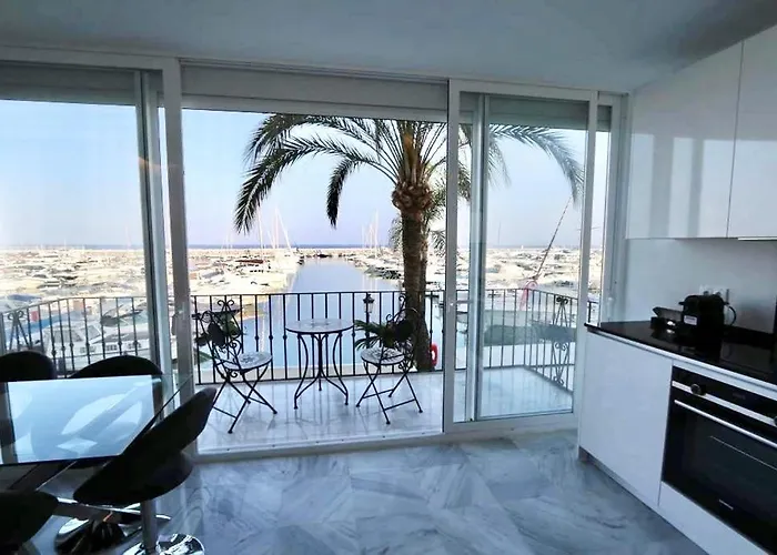 - Frontline 3br Apartment, Puerto Banus * 마르베야